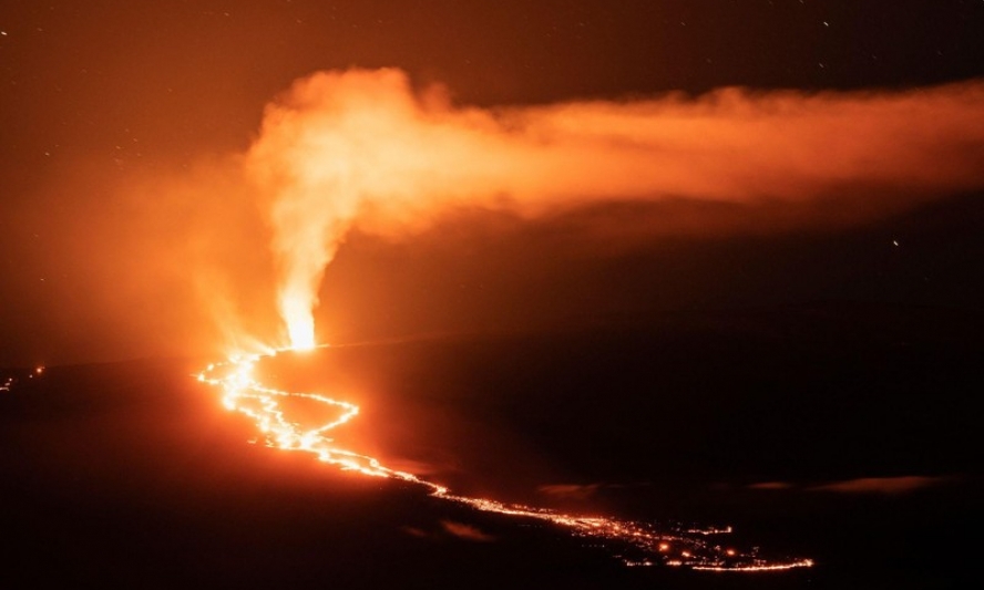 Du khách đổ đến Hawaii chiêm ngưỡng dòng dung nham rực sáng