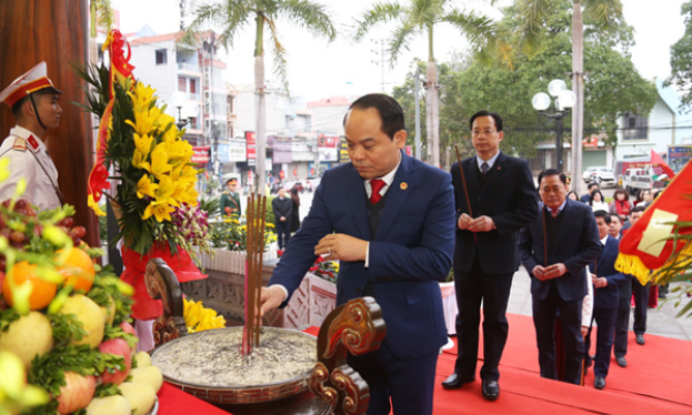 Đoàn đại biểu của tỉnh và thành phố Lạng Sơn dâng hương nhân dịp Tết Nguyên đán Quý Mão 2023