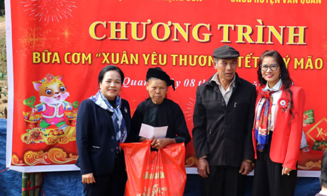 “Bữa cơm Xuân yêu thương” tặng quà cho người nghèo đạt trên 50 triệu đồng