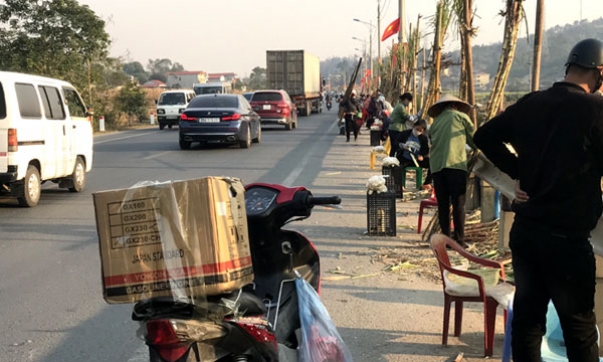 Tam Lung: Tái diễn tình trạng lấn chiếm lòng lề đường để bán mía