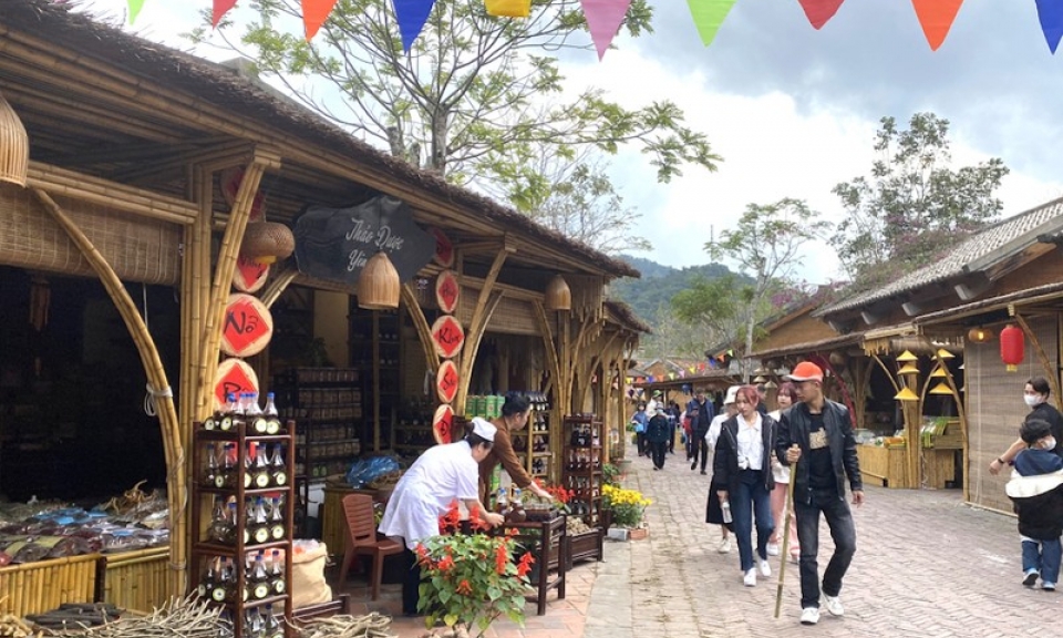 Hàng chục nghìn du khách hành hương về khu di tích - danh thắng Yên Tử