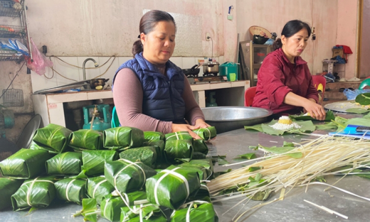 Sôi động dịch vụ gói bánh chưng dịp tết