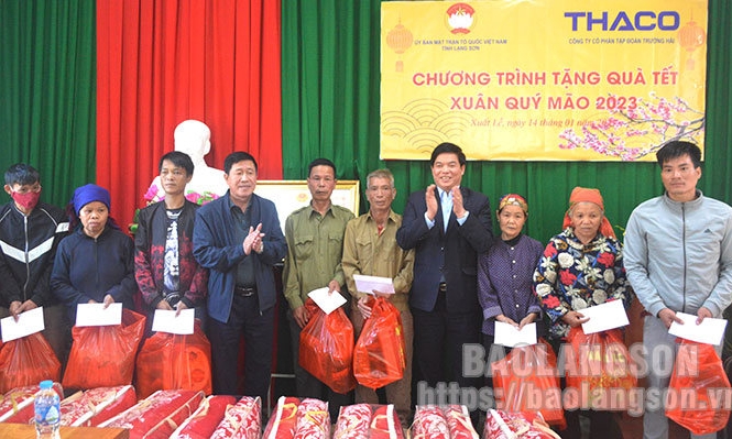 Lãnh đạo Uỷ ban MTTQ tỉnh tặng quà tết cho hộ nghèo, hộ có hoàn cảnh đặc biệt khó khăn tại huyện Cao