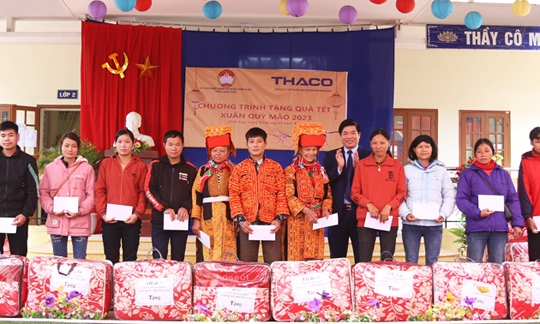 Uỷ ban MTTQ tỉnh tặng quà tết cho hộ nghèo, học sinh có hoàn cảnh đặc biệt khó khăn tại Lộc Bình và Đình