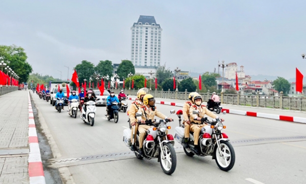 thanh niên tuyên truyền về an toàn giao thông, phòng chống pháo dịp Tết Nguyên đán Quý Mão và lễ hội xuân