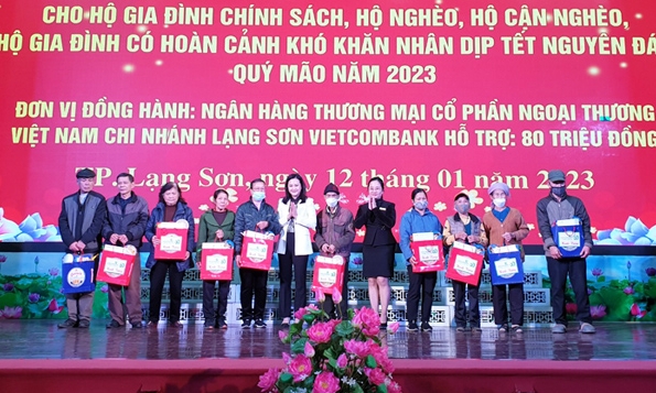 Thành phố Lạng Sơn trao tặng 224 suất quà dịp Tết Quý Mão 2023