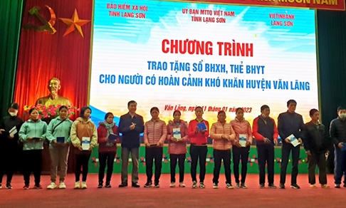 Trao tặng trên 600 thẻ BHYT cho người có hoàn cảnh khó khăn