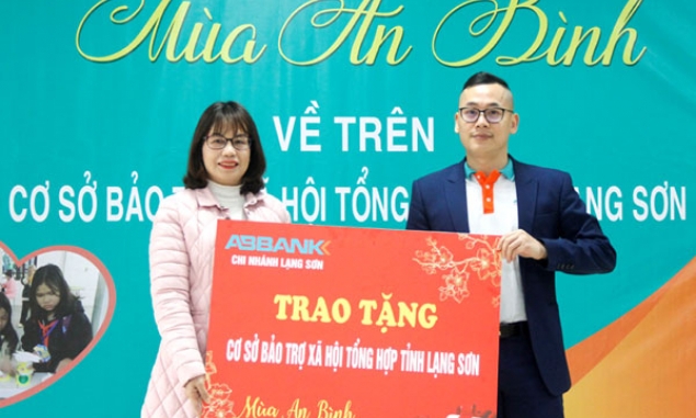 ABBank Lạng Sơn tặng quà tết tại Cơ sở Bảo trợ xã hội tổng hợp tỉnh