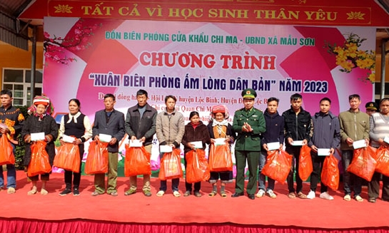 Tặng quà gia đình chính sách và hỗ trợ học sinh nghèo trên địa bàn xã Mẫu Sơn, huyện Lộc Bình