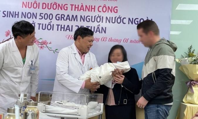 Nuôi dưỡng thành công bé trai người nước ngoài sinh non nặng 500 gram