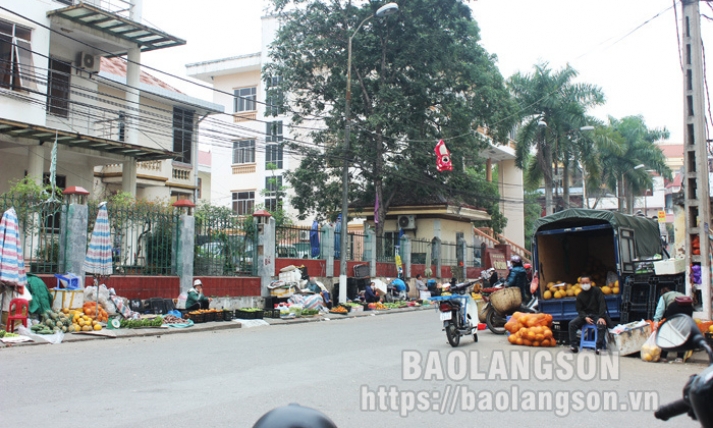 Lại "nóng" tình trạng họp chợ lấn chiếm vỉa hè, lòng đường