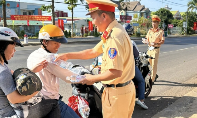 Thủ tướng gửi thư khen lực lượng Cảnh sát giao thông