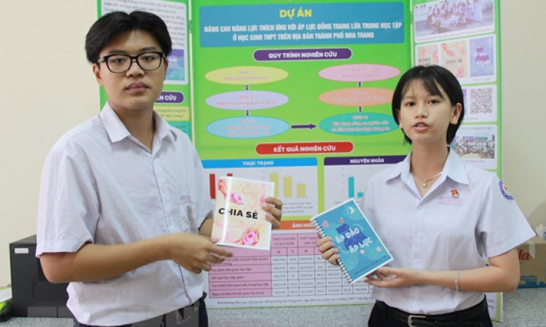 Hai học sinh với đề tài khoa học giúp giảm áp lực trong học tập