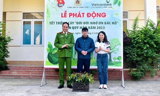 Trao tặng 1.200 cây giống cho gia đình chính sách tại xã Quảng Lạc, thành phố Lạng Sơn