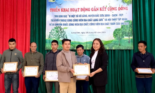 Triển khai hoạt động thu gom rác thải và tập huấn về di sản địa chất, công viên địa chất, công viên địa