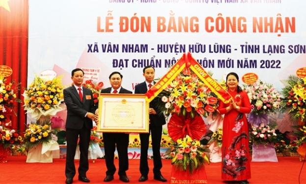 Vân Nham đón bằng công nhận đạt chuẩn nông thôn mới