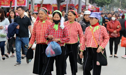 Trên 100 nghìn lượt du khách, người dân trẩy hội du xuân với trang phục dân tộc truyền thống