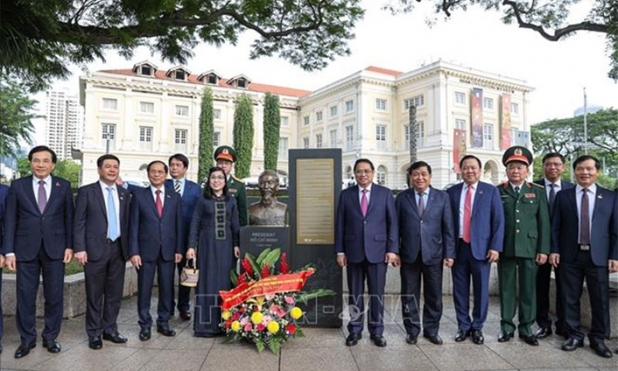 Thủ tướng Chính phủ Phạm Minh Chính dâng hoa tại Tượng đài Chủ tịch Hồ Chí Minh