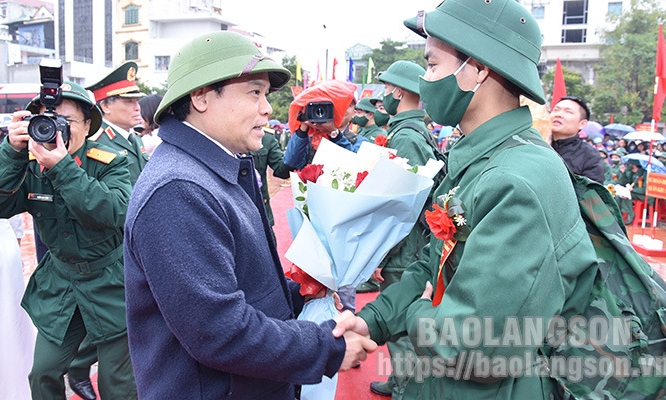 Lãnh đạo tỉnh dự lễ giao nhận quân tại các huyện, thành phố