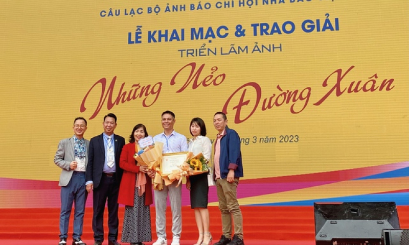 'Những nẻo đường xuân': Hơi thở cuộc sống qua góc nhìn nhà báo