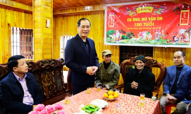 Lãnh đạo UBND tỉnh thăm, chúc thọ người cao tuổi tại huyện Văn Quan