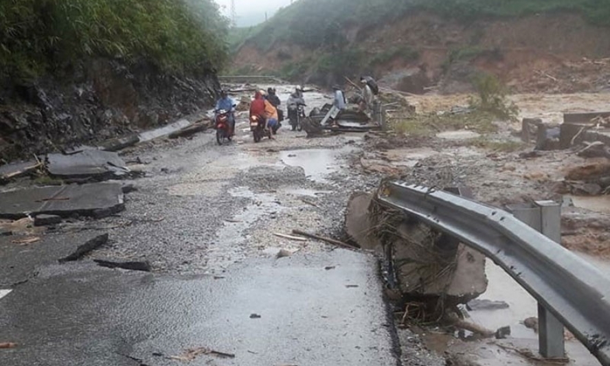 Vùng núi Bắc Bộ và Trung Bộ đề phòng mưa lớn, lốc sét, gió giật mạnh