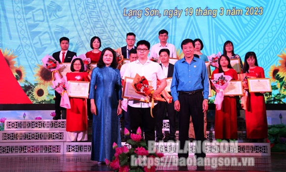 Biểu dương 20 gia đình và 33 cán bộ, đoàn viên, người lao động tiêu biểu trong phong trào hiến máu tình