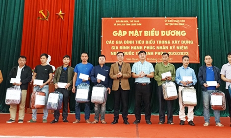 Gặp mặt, biểu dương 20 gia đình tiêu biểu trong xây dựng gia đình hạnh phúc