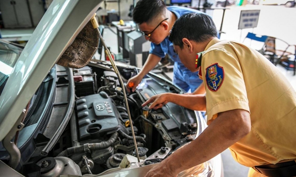 Lực lượng CSGT hỗ trợ đăng kiểm: Mục tiêu cao nhất là hỗ trợ người dân