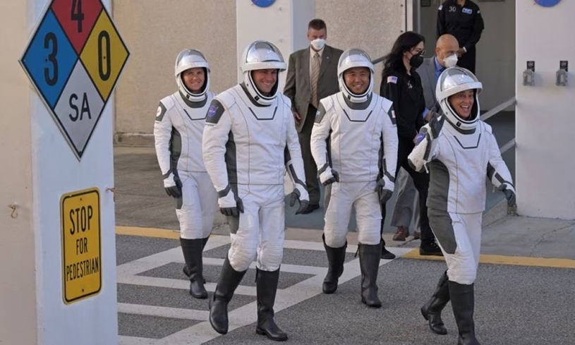 Tàu vũ trụ SpaceX Crew Dragon trở về trái đất an toàn