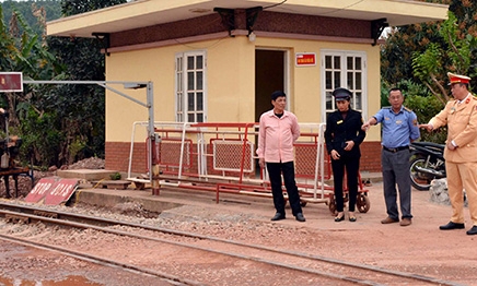 Đảm bảo an toàn giao thông tại đường ngang giao với đường sắt: Cần nâng cao ý thức của người dân