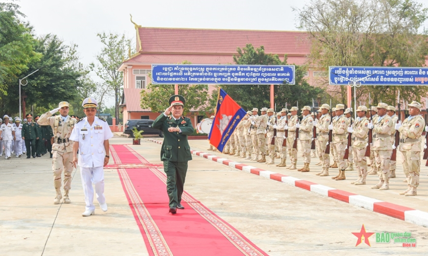 Quân khu 9 thăm, làm việc và chúc Tết các đơn vị, địa phương Vương quốc Campuchia