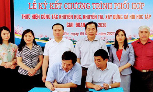 Bình Gia: Ký kết chương trình phối hợp thực hiện công tác khuyến học, khuyến tài