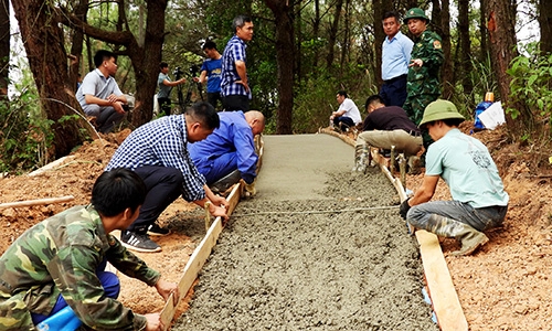 Doanh nghiệp chung tay xây dựng đường kiểm tra mốc giới