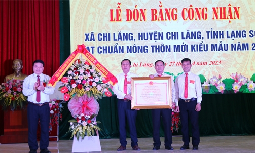 Xã Chi Lăng đón bằng công nhận đạt chuẩn nông thôn mới kiểu mẫu