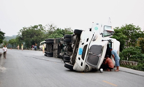 Văn Lãng: Xe đầu kéo va chạm xe khách