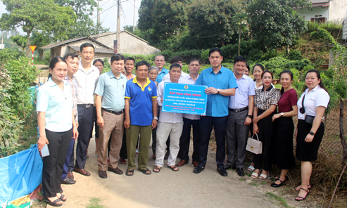 Liên đoàn lao động thành phố Lạng Sơn bàn giao công trình đường điện “Thắp sáng đường thôn”