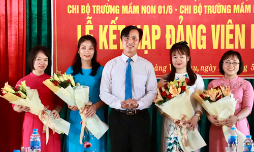 Dâng hương, báo công và kết nạp đảng viên mới tại Khu lưu niệm đồng chí Hoàng Văn Thụ