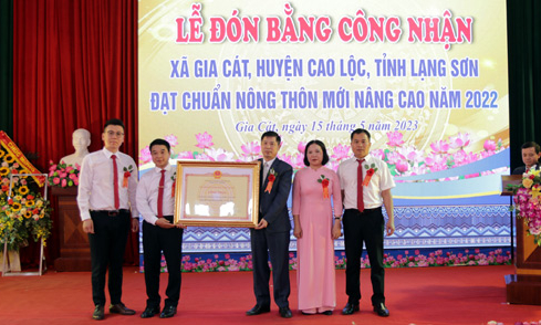 Xã Gia Cát đón bằng công nhận xã đạt chuẩn nông thôn mới nâng cao