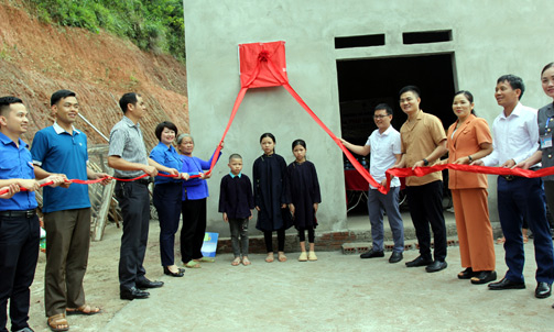 Khánh thành và bàn giao nhà Khăn quàng đỏ cho học sinh có hoàn cảnh khó khăn