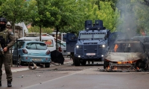 Quân đội Serbia áp sát Kosovo