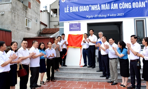 Bàn giao nhà “Mái ấm công đoàn” cho công nhân có hoàn cảnh khó khăn về nhà ở