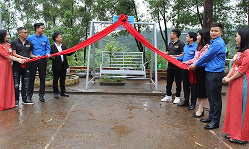 Thăm, tặng quà cựu thanh niên xung phong và học sinh có hoàn cảnh khó khăn tại huyện Cao Lộc