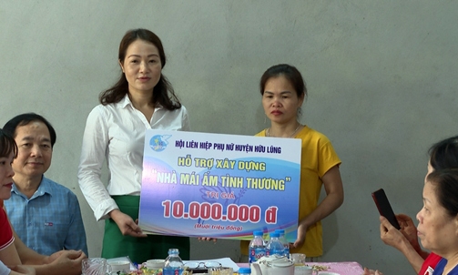 Bàn giao nhà “Mái ấm tình thương” cho hội viên phụ nữ nghèo tại thị trấn Hữu Lũng