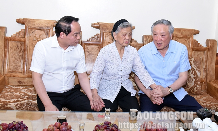 Đồng chí Nguyễn Hòa Bình, Ủy viên Bộ Chính trị, Bí thư Trung ương Đảng, Chánh án Toà án Nhân dân tối cao thăm, tặng quà tại thành phố Lạng Sơn