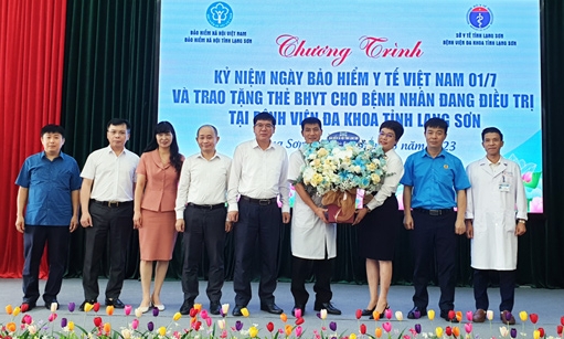 Kỷ niệm ngày bảo hiểm y tế Việt Nam 1/7 và trao tặng thẻ bảo hiểm cho bệnh nhân đang điều trị chưa có