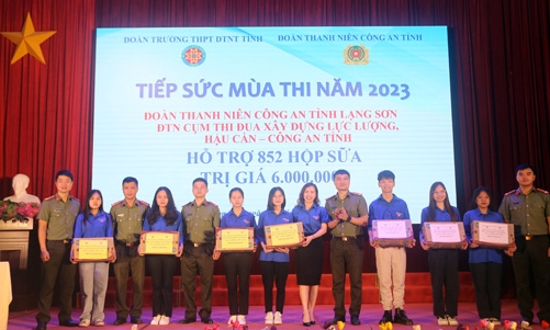 Tặng quà tiếp sức mùa thi cho học sinh lớp 12