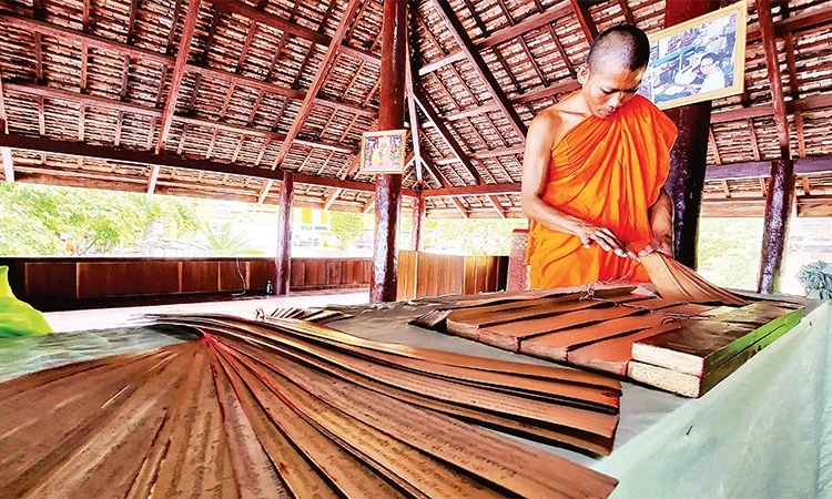 Độc đáo kinh trên lá buông của đồng bào Khmer Nam Bộ