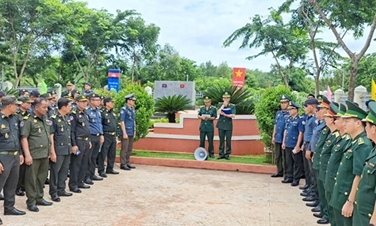 Đoàn sĩ quan trẻ Campuchia tham quan các di tích lịch sử tại Bình Phước