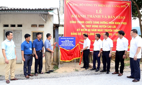 Bàn giao công trình chiếu sáng đường thôn Khòn Pheo, xã Thụy Hùng, huyện Cao Lộc